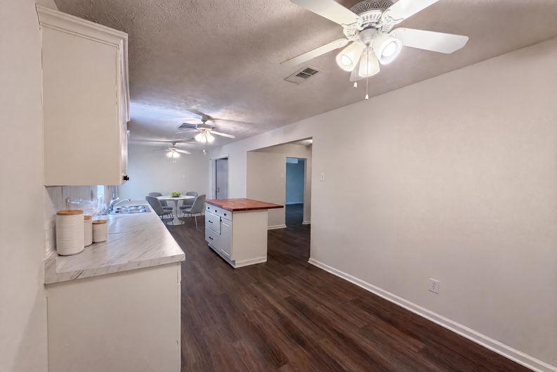 Photo 11 of 25 of 3808 Shane Ct, Ellenwood, GA