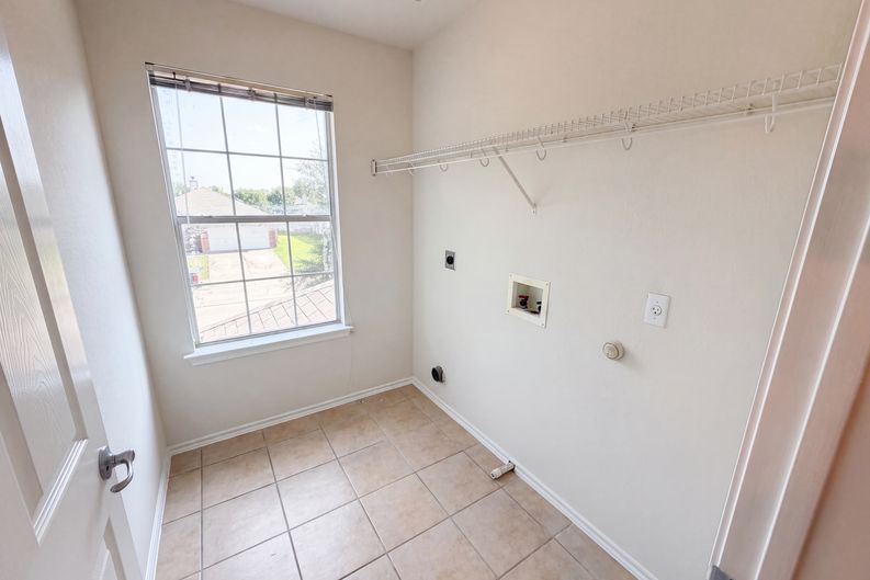 Photo 17 of 20 of 206 Almquist St, Hutto, TX