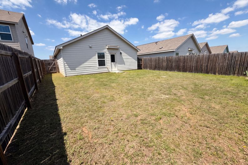 Photo 5 of 17 of 5829 Texas Spur, Seguin, TX