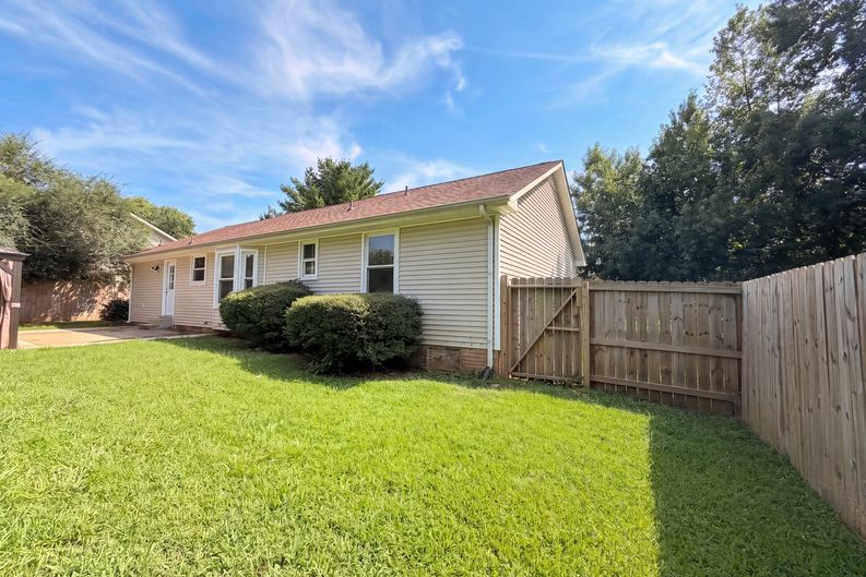 Photo 17 of 18 of 1227 Crystal Dr, Clarksville, TN