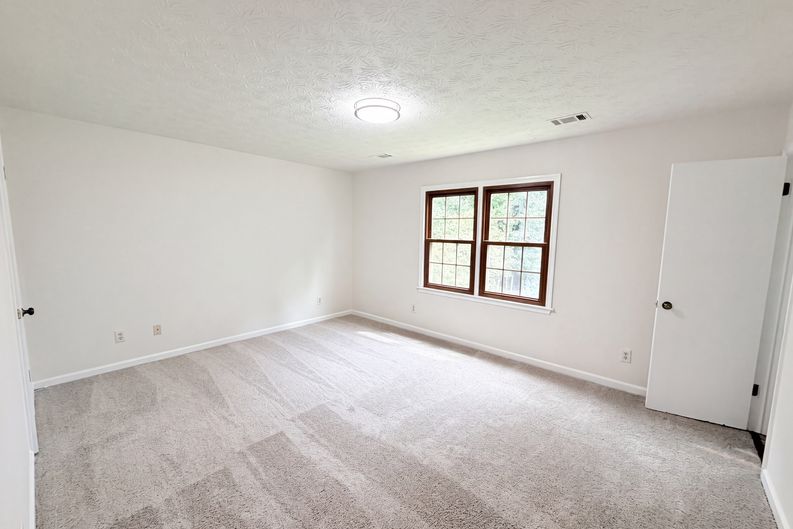 Photo 4 of 29 of 1731 Sundale Dr, Lawrenceville, GA