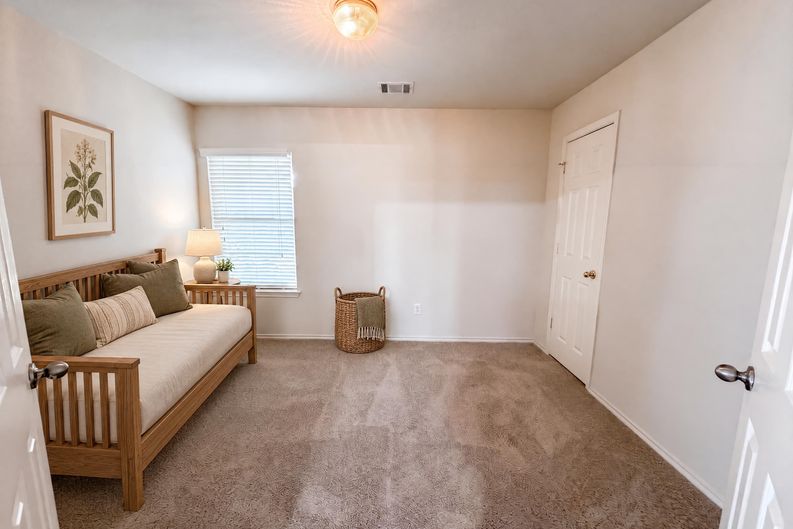 Photo 15 of 21 of 109 Eagle Dr, Luling, TX