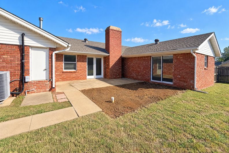 Photo 5 of 26 of 2500 NW 109th St, Oklahoma City, OK