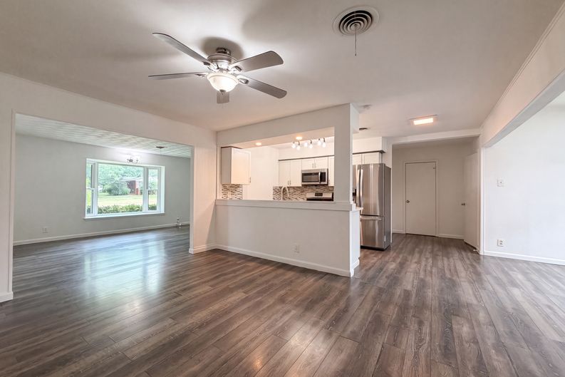 Photo 8 of 20 of 1805 Brookview Dr, Arlington, TX