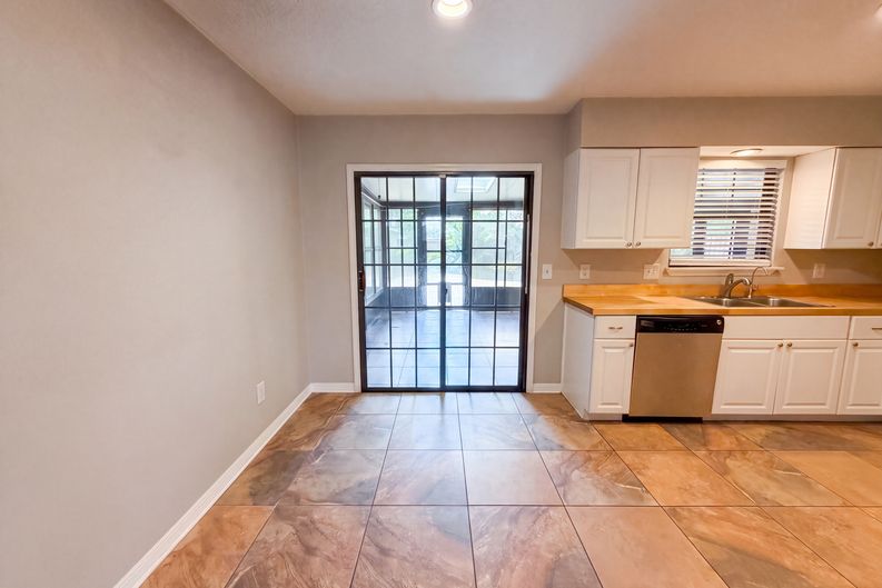 Photo 9 of 28 of 8382 Chason Rd W, Jacksonville, FL