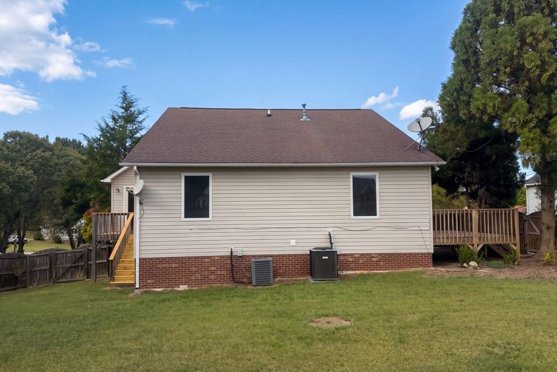 Photo 5 of 36 of 906 Lunar Dr, Archdale, NC