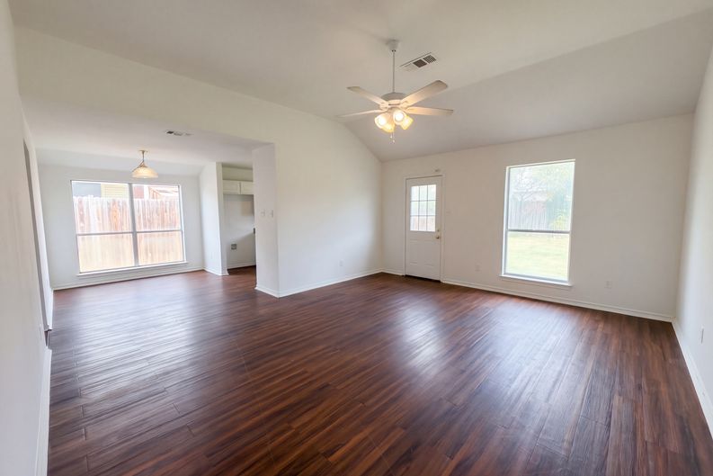 Photo 3 of 21 of 208 Comanche Trl, Alvarado, TX