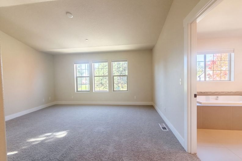 Photo 4 of 25 of 410 NE 76th Ave, Hillsboro, OR