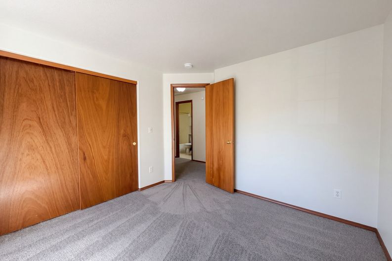Photo 9 of 26 of 17475 SW Eirwen St, Beaverton, OR