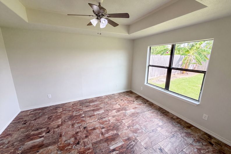 Photo 4 of 21 of 9002 Barracuda Dr, Texas City, TX