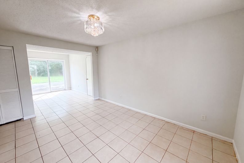 Photo 9 of 20 of 6786 Moss Ct, North Charleston, SC
