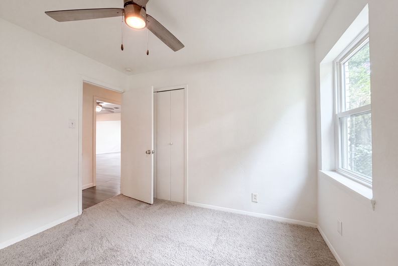 Photo 11 of 20 of 1805 Brookview Dr, Arlington, TX