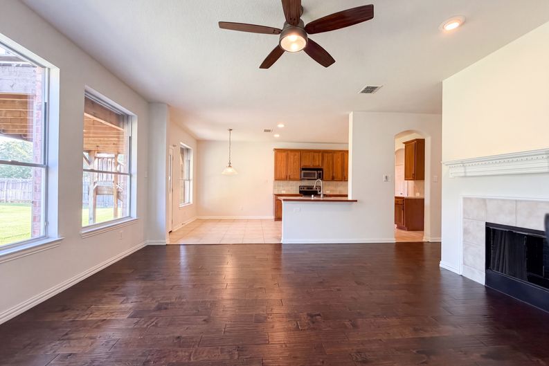 Photo 8 of 24 of 1420 Fleetwood Cove Dr, Grand Prairie, TX