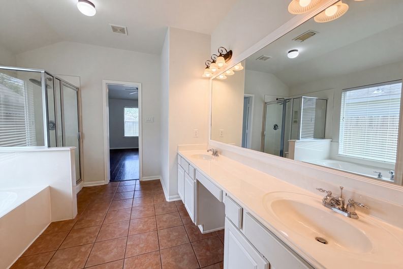 Photo 17 of 20 of 6843 Tammany Manor Ln, Spring, TX