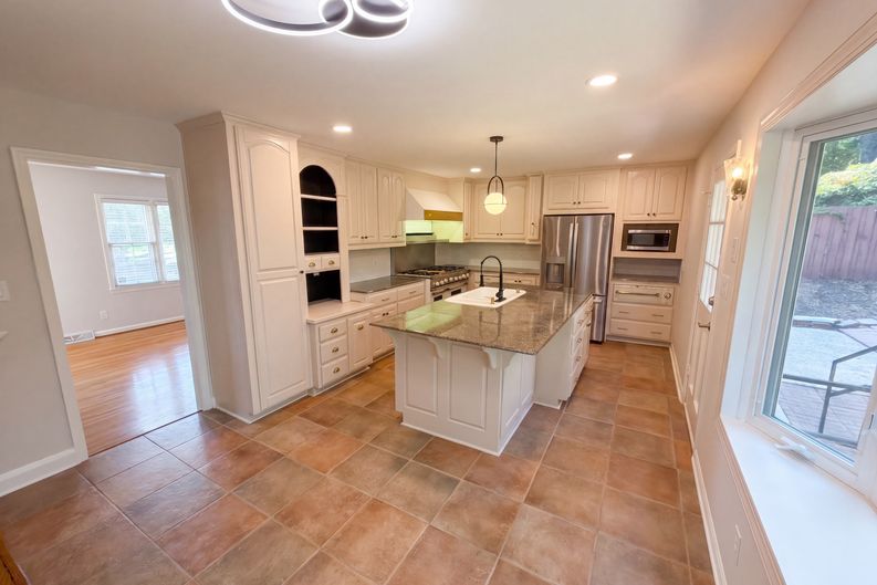 Photo 24 of 41 of 1030 McLaughlin Dr, Charlotte, NC