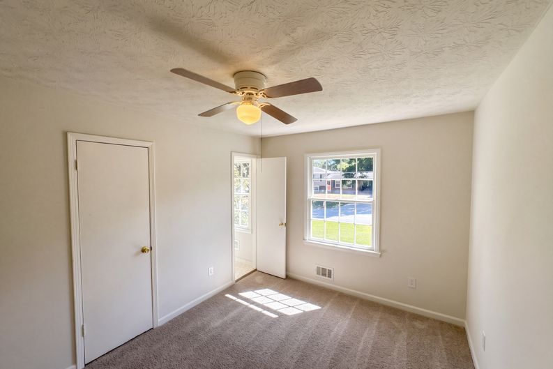 Photo 10 of 20 of 5807 Cobbrook Dr, Ellenwood, GA