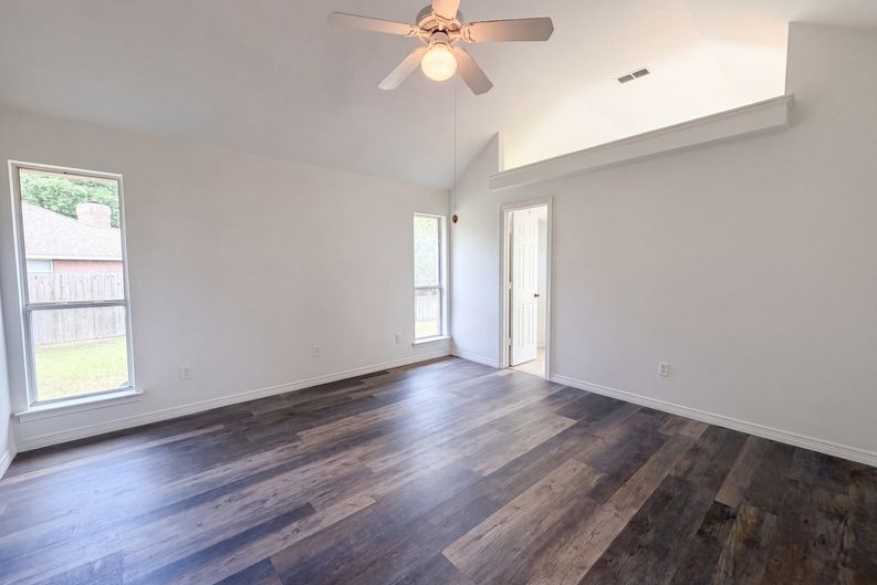 Photo 4 of 17 of 1623 W Pleasant Dr, Midlothian, TX