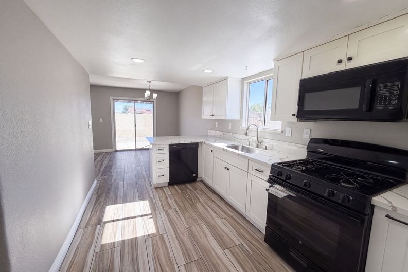 Photo 8 of 21 of 16960 Sorrento Ln, Victorville, CA