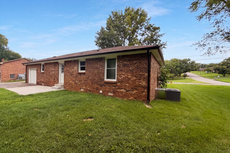 Photo 5 of 18 of 330 Harold Dr, Clarksville, TN
