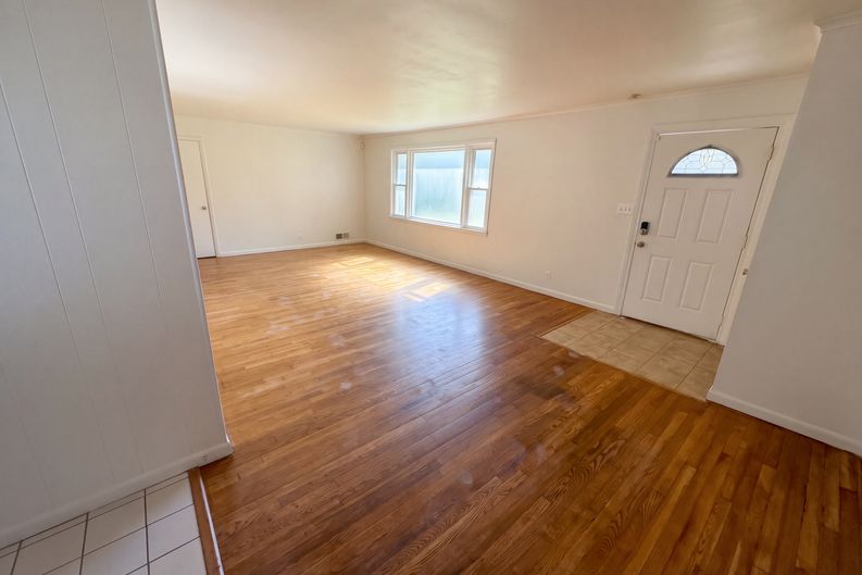 Photo 3 of 20 of 2804 N Cowing Park Ln, Muncie, IN