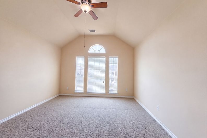 Photo 4 of 29 of 409 Lone Oak Ct, Kennedale, TX