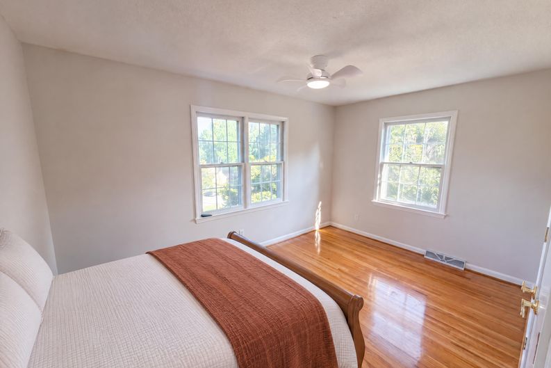 Photo 4 of 41 of 1030 McLaughlin Dr, Charlotte, NC