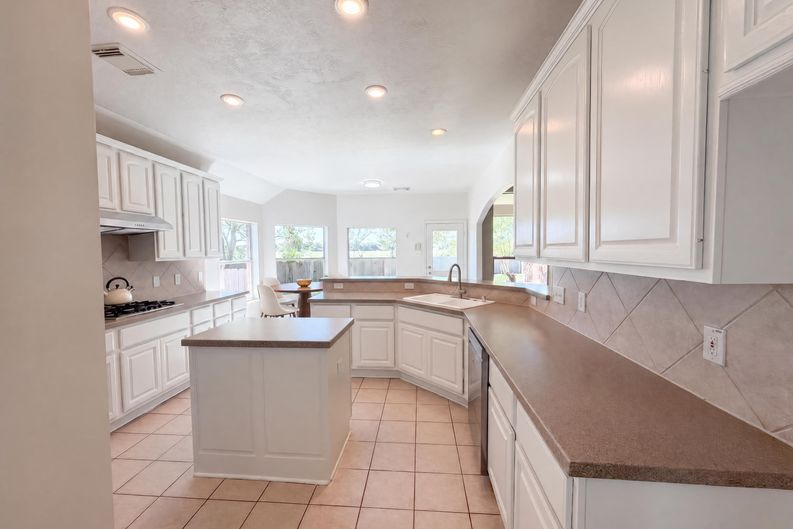 Photo 12 of 31 of 3307 Wolf Ct, Pearland, TX