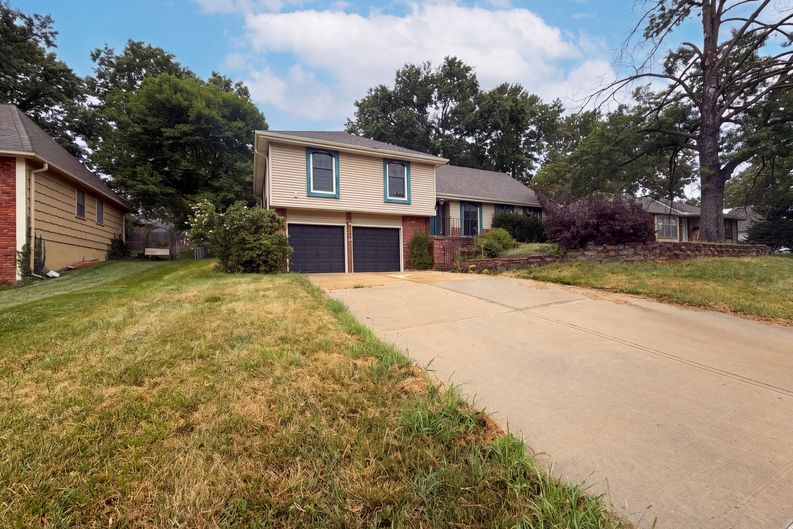Photo 21 of 27 of 6916 N Overland Dr, Kansas City, MO
