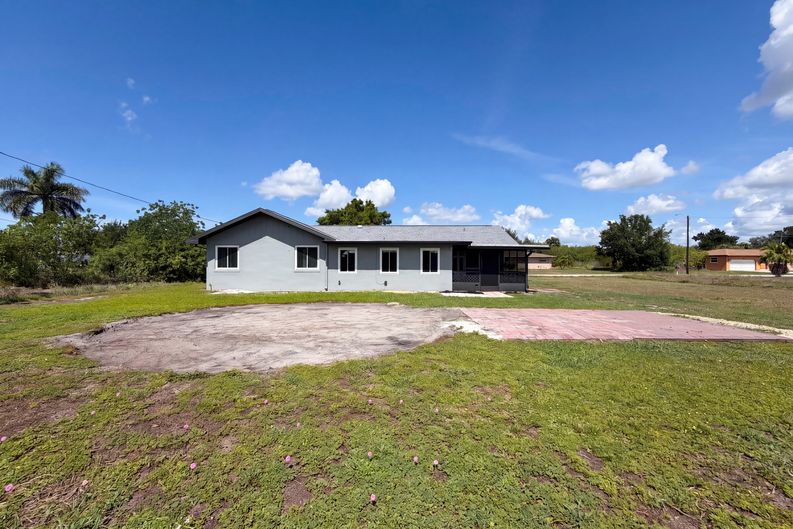 Photo 5 of 26 of 3260 Pinetree St, Port Charlotte, FL