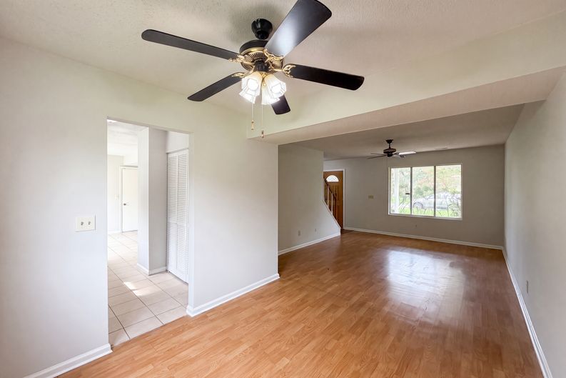 Photo 3 of 20 of 6786 Moss Ct, North Charleston, SC