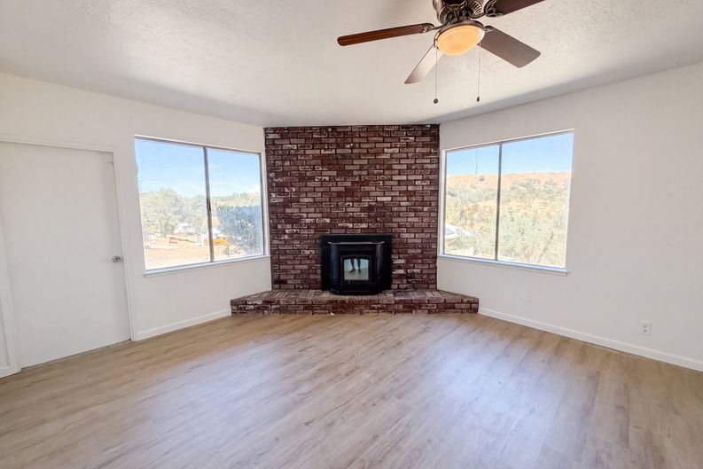 Photo 10 of 29 of 6041 Thornicroft Dr, Valley Springs, CA