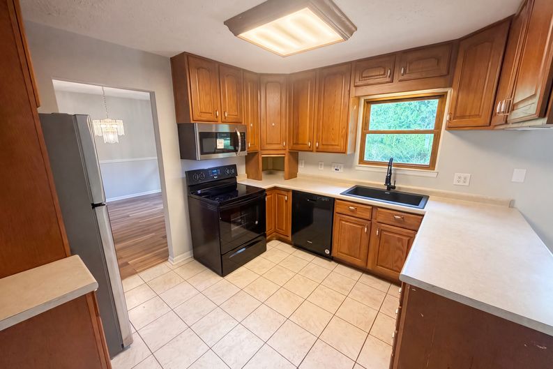 Photo 6 of 32 of 7744 Oakshot Ln, Indianapolis, IN