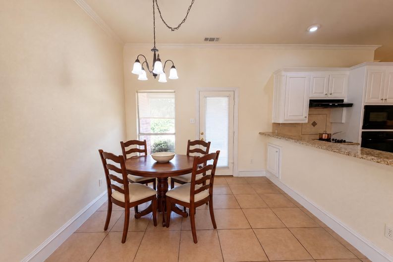 Photo 7 of 22 of 2836 S Lakeview Dr, Cedar Hill, TX