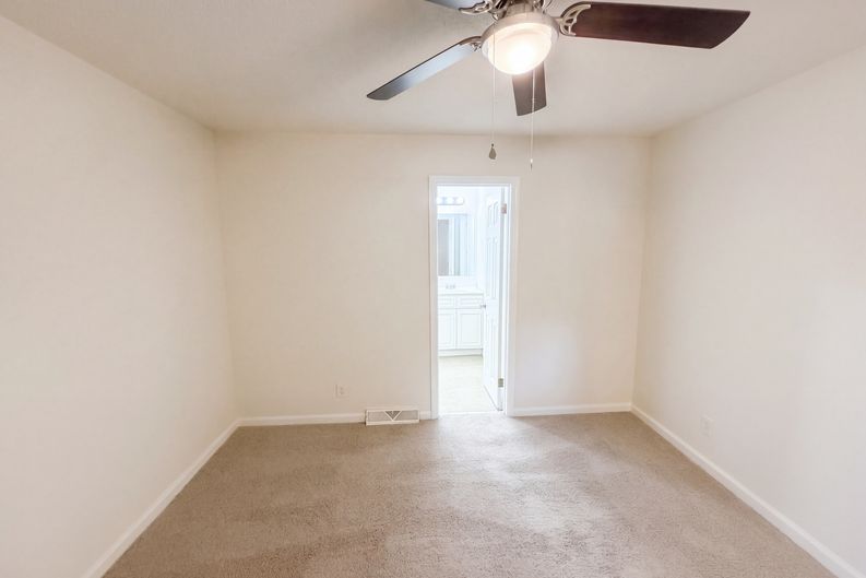 Photo 11 of 18 of 509 Greenbriar Rd, Greensboro, NC
