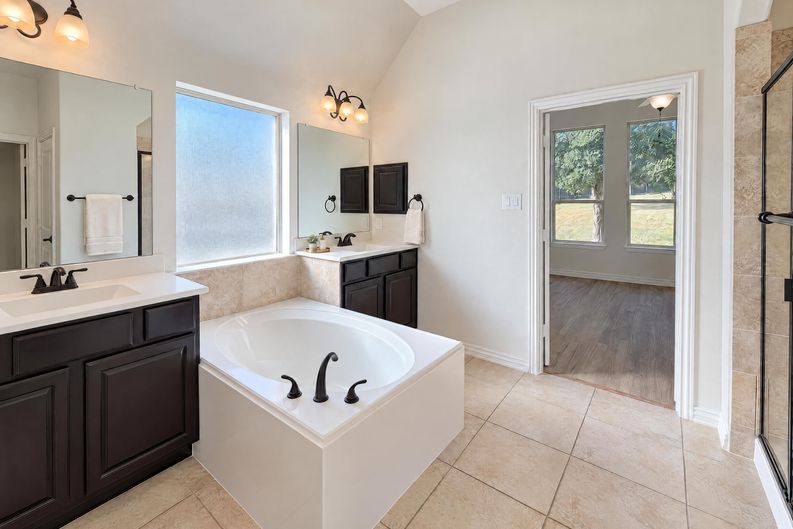 Photo 11 of 28 of 6715 Winding Valley Trl, Rowlett, TX