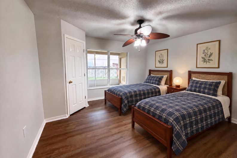 Photo 4 of 34 of 8215 Foxdale Dr, Jacksonville, FL