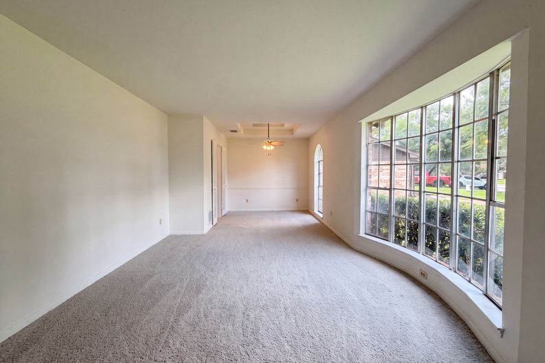 Photo 6 of 22 of 16338 Hollow Wood Dr, Houston, TX