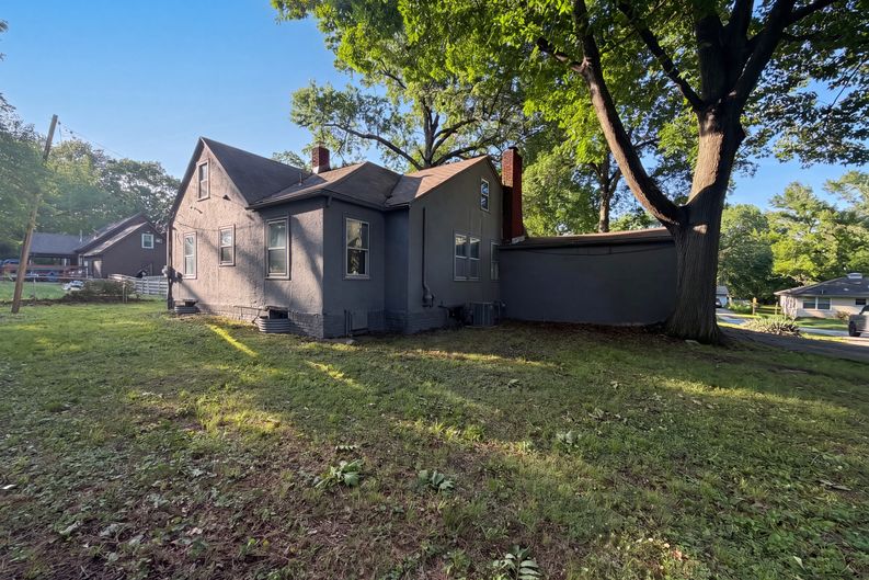 Photo 5 of 21 of 11304 E 55th Ter, Raytown, MO