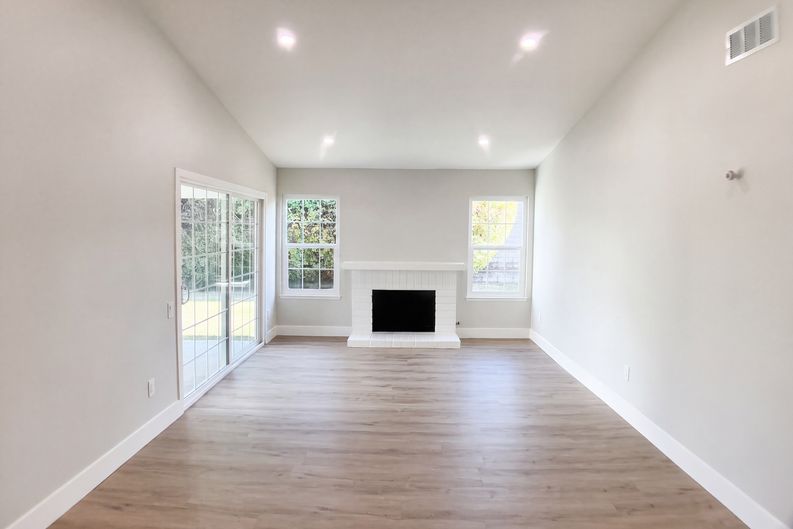 Photo 3 of 21 of 8361 Northport Dr, Huntington Beach, CA