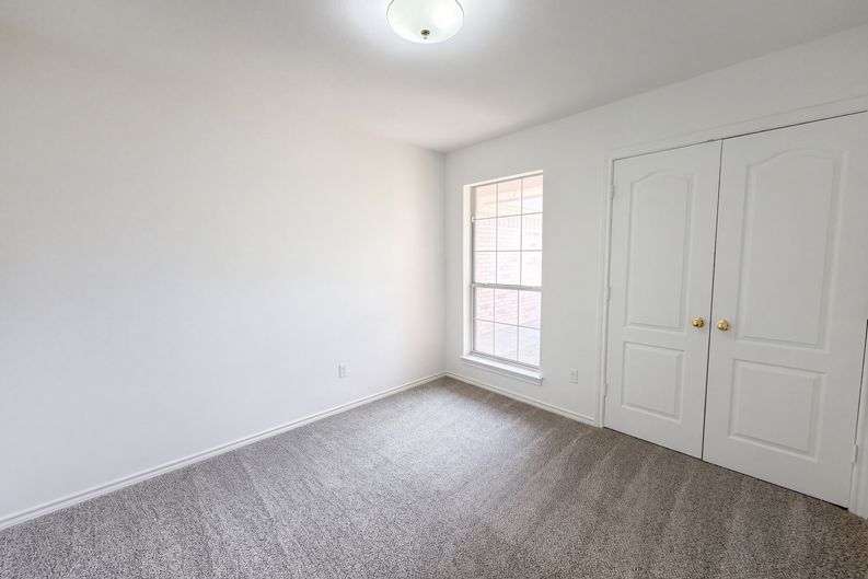 Photo 13 of 21 of 208 Comanche Trl, Alvarado, TX