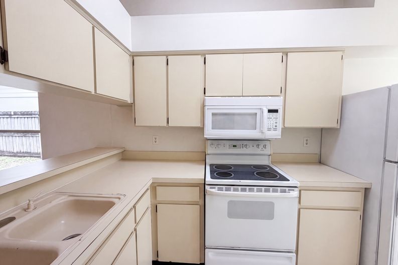 Photo 7 of 18 of 8613 Cottonway Ln, Tampa, FL