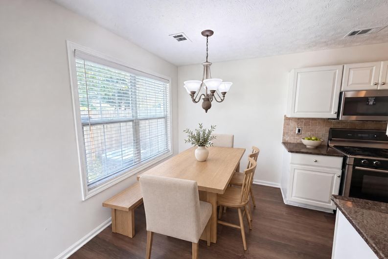 Photo 7 of 21 of 13331 Harpley Ct, Alpharetta, GA