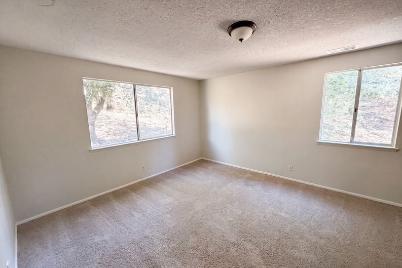 Photo 4 of 37 of 22360 Briarwood Ln, Crestline, CA