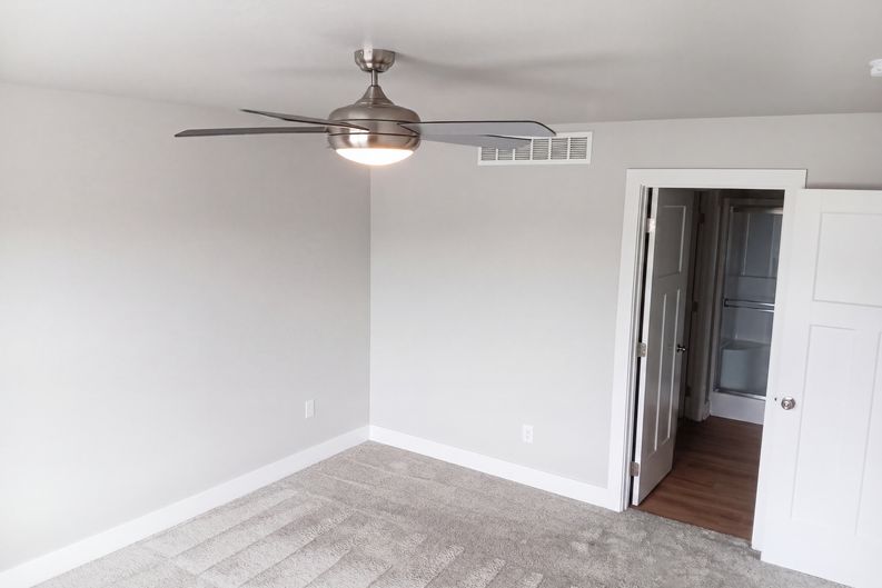 Photo 10 of 24 of 15215 Deerview Dr, Urbandale, IA