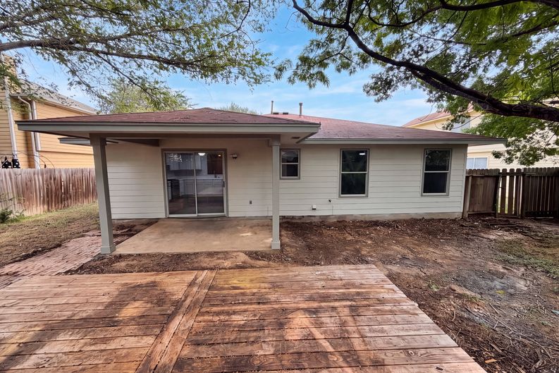 Photo 5 of 16 of 616 Barbara Way, Bastrop, TX