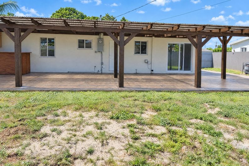 Photo 5 of 17 of 18105 NW 7th Ct, Miami, FL