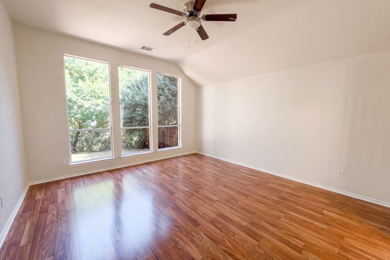 Photo 8 of 21 of 8526 Vista Grande Dr, Dallas, TX