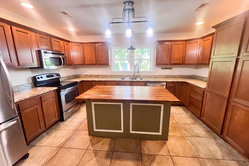 Photo 3 of 26 of 2504 Thomas Langston Rd, Winterville, NC