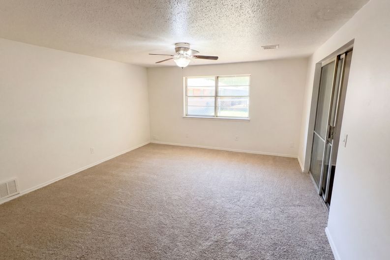 Photo 6 of 21 of 7629 NW 14th St, Oklahoma City, OK