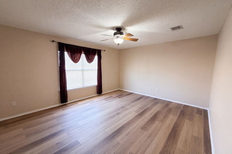 Photo 4 of 23 of 2727 High Point Dr, Round Rock, TX